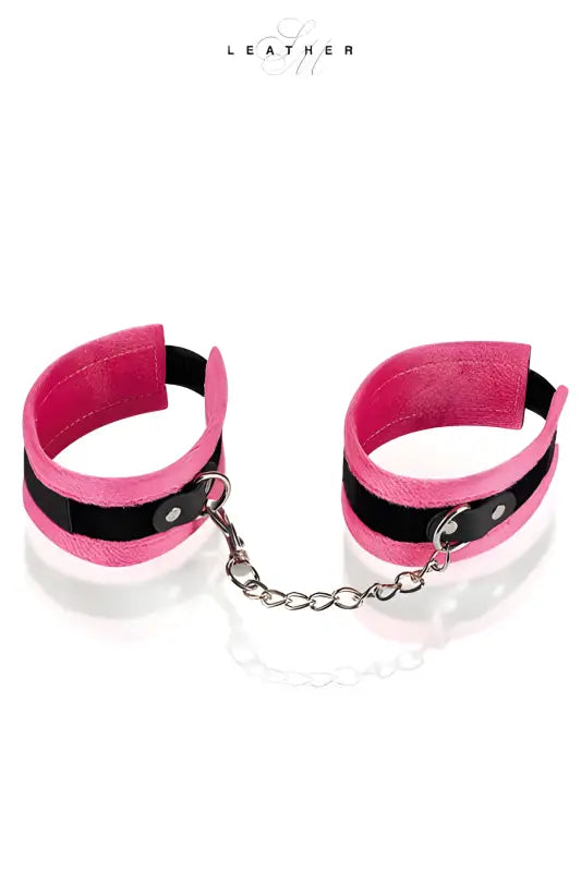 Entraves en velours rose et noir avec chaîne.