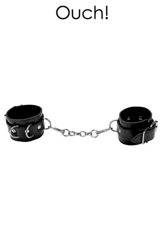 Entraves en cuir noir pour les poignets.