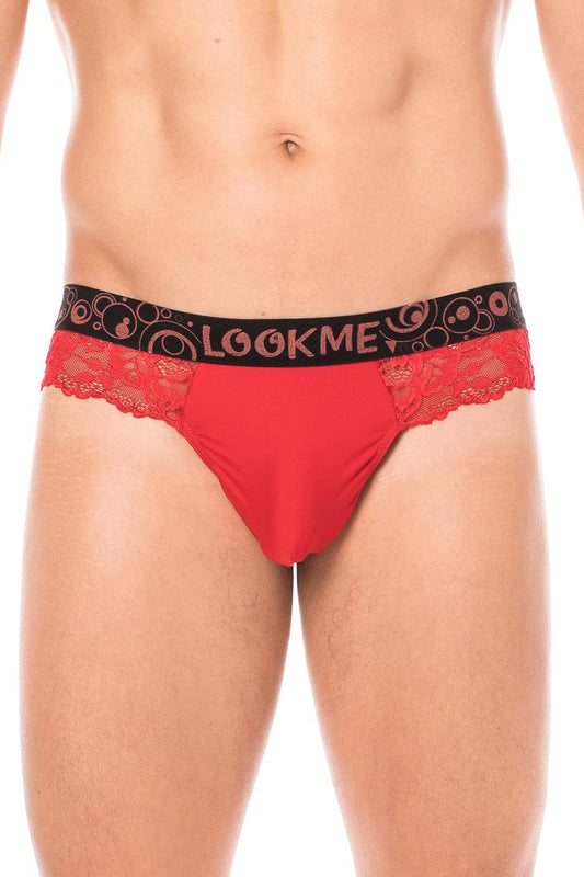 String rouge en dentelle délicate