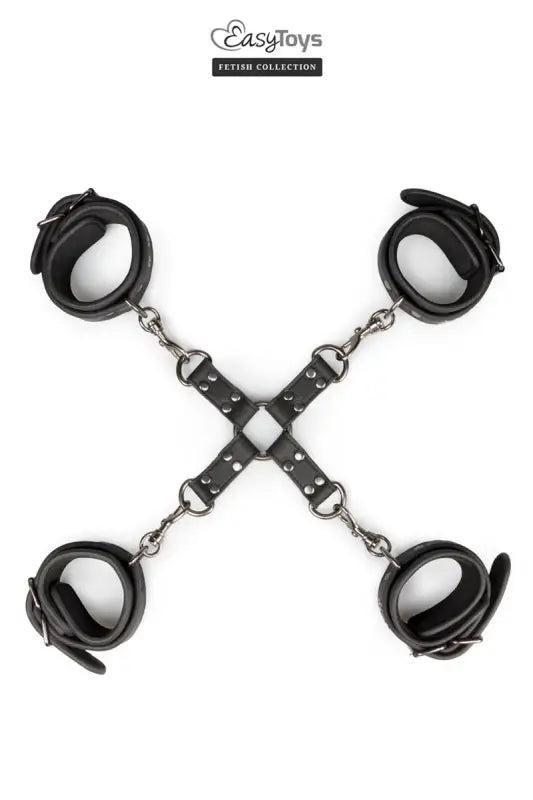 Contraintes de bondage en cuir noir et en métal.