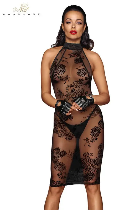 Robe licou à fleurs transparentes.