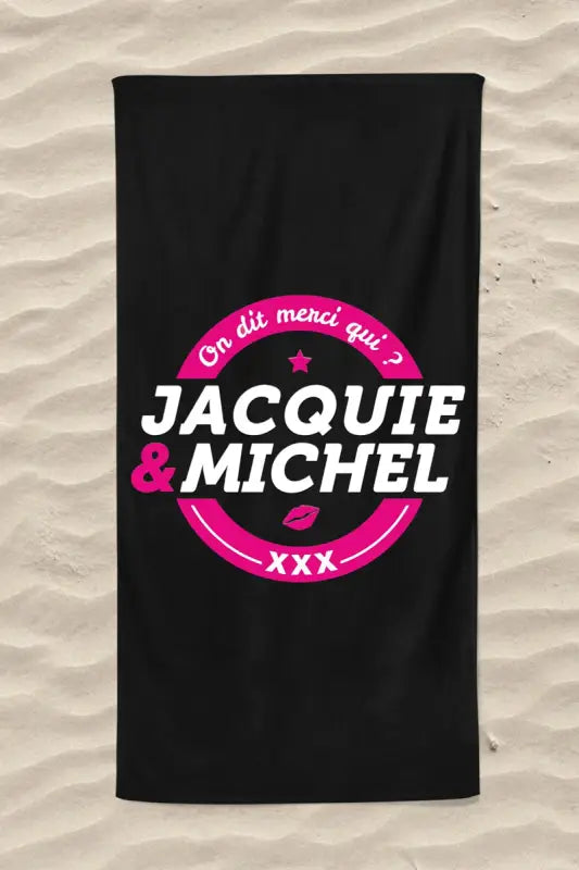 Serviette de plage noire avec logo rose.