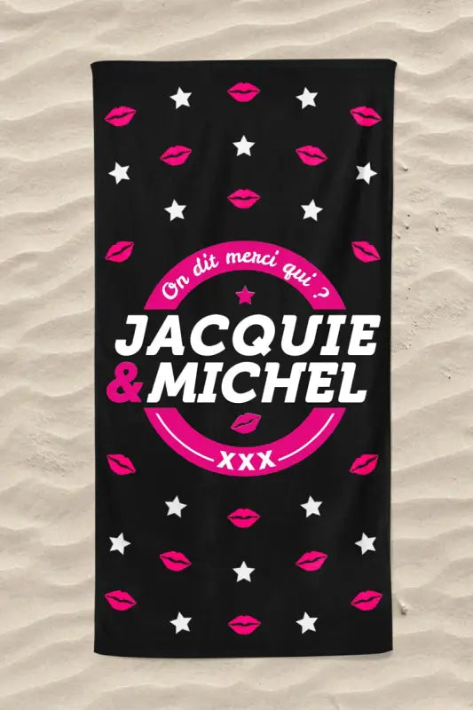Serviette de plage noire avec des lèvres roses et des étoiles.