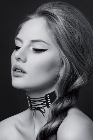 Collier large lacé devant