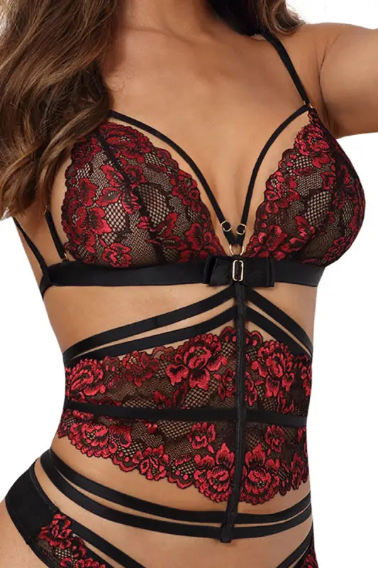 Lingerie en dentelle rouge et noire.