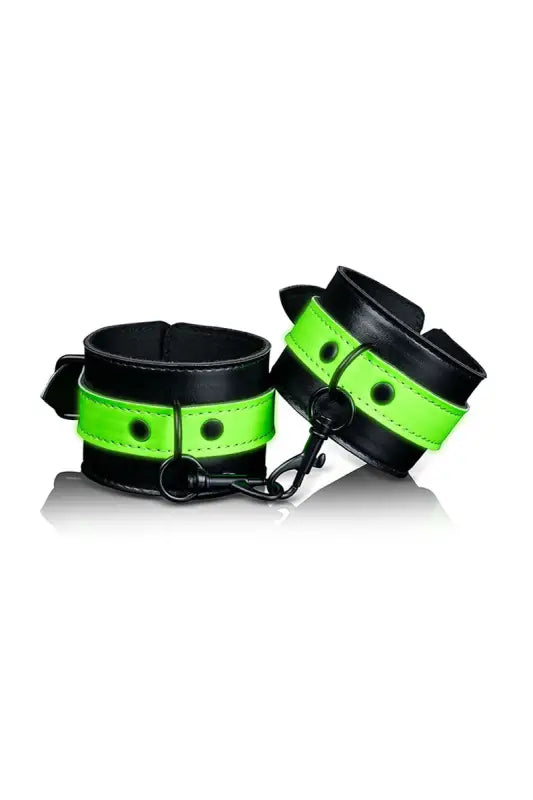 Entraves de poignet en cuir noir et vert fluo.