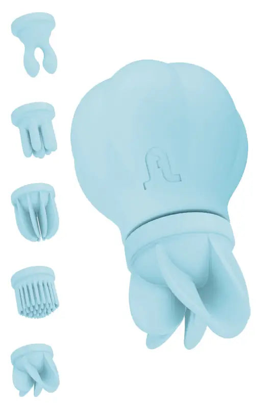 Masseur de cuir chevelu en silicone bleu clair avec embouts interchangeables.