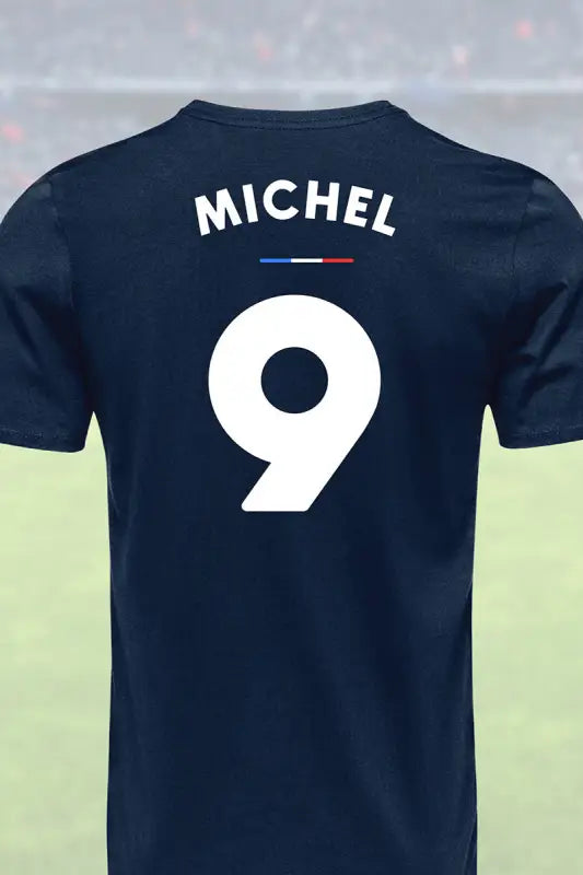 Maillot de football bleu marine.