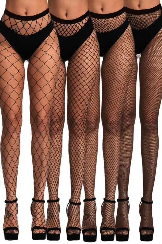 Femmes portant des bas résille et des talons compensés.