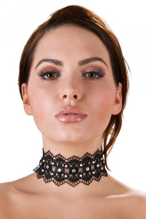 Collier brodé avec strass