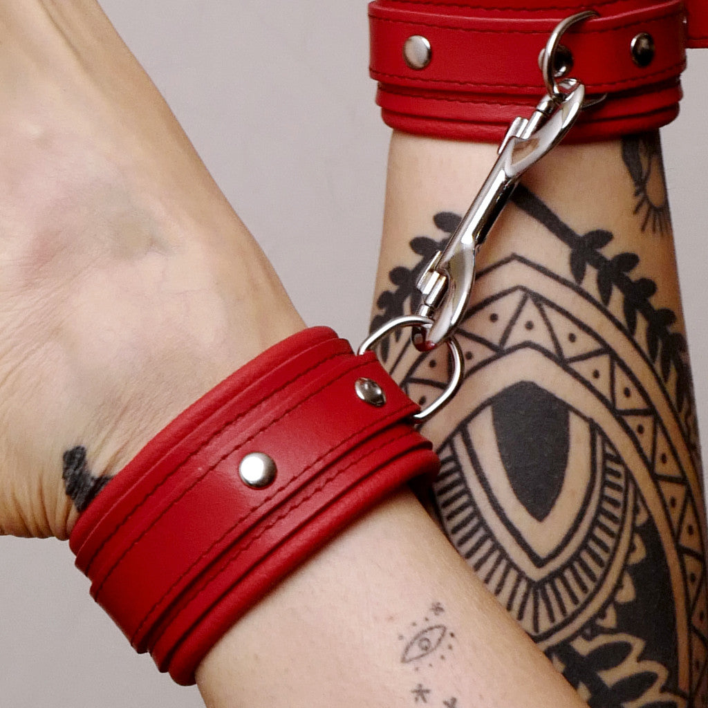 Chevillères en cuir molletonné rouges et attaches argentées