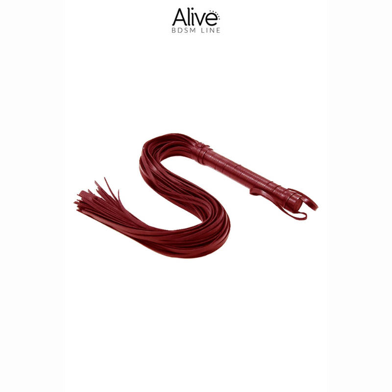 Fouet BDSM 69 cm rouge – longueur totale en situation
