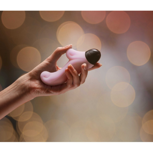 Mini vibromasseur Ocean Baby Rose, le plaisir n’a pas besoin d’être grand pour être intense. C’est un concentré de sensations, un bijou du plaisir moderne, à la fois élégant, discret et redoutablement efficace. Disponible chez LollyDoll