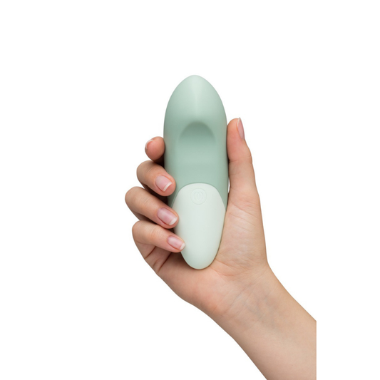 Womanizer Vibe sauge de sa couleur – vibromasseur clitoridien premium avec 10 niveaux d’intensité dans la main