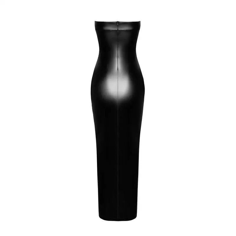 Robe noire ajustée et sans bretelles.