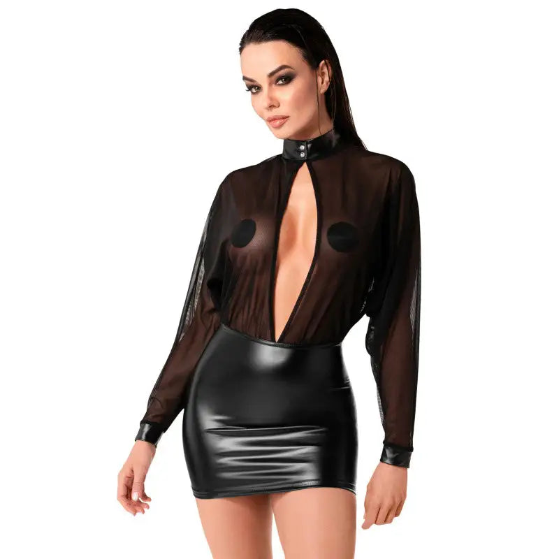 Femme vêtue d’un haut noir transparent et d’une minijupe noire brillante.