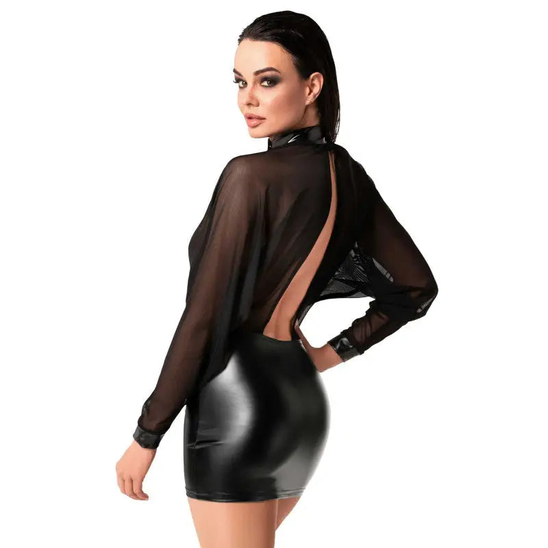Robe noire à manches transparentes avec dos ouvert.