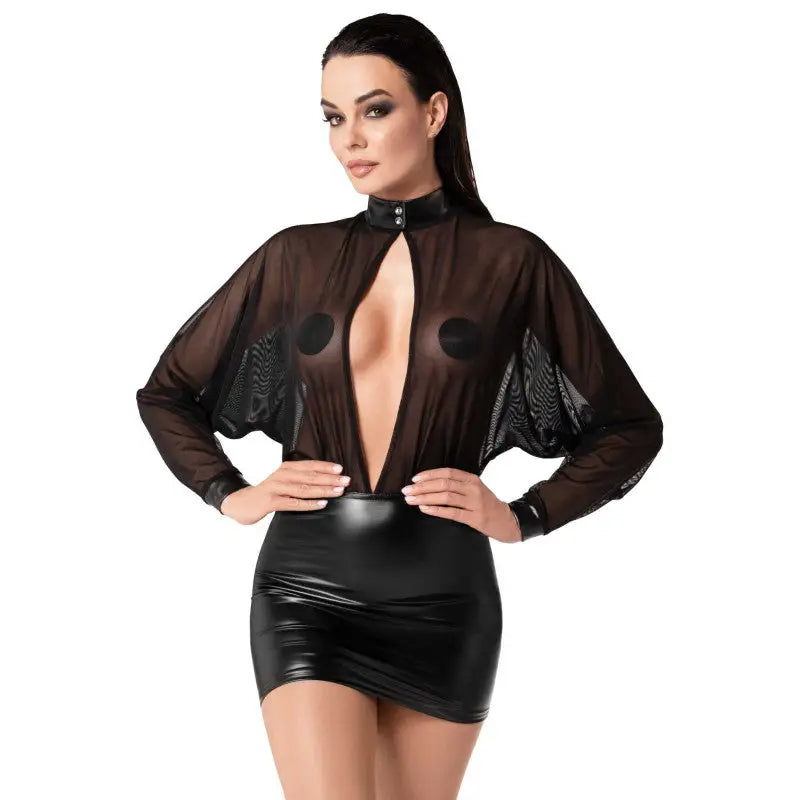 Top noir transparent et mini-jupe brillante.