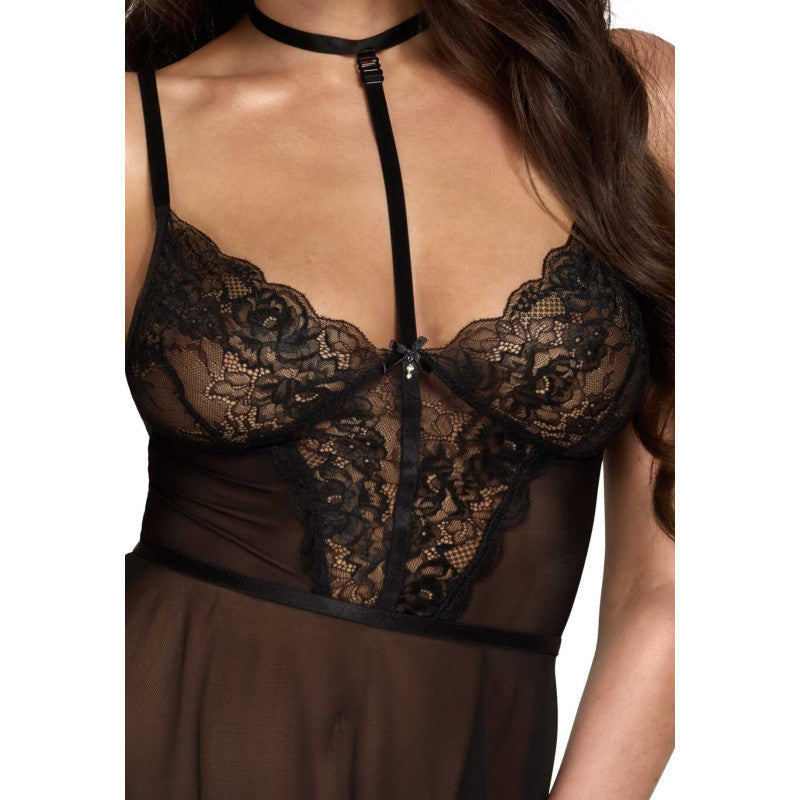 Nuisette sexy dentelle maille noire Kissable portée — détail décolleté et collier