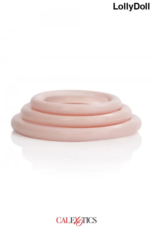 Anneaux en silicone rose empilés.