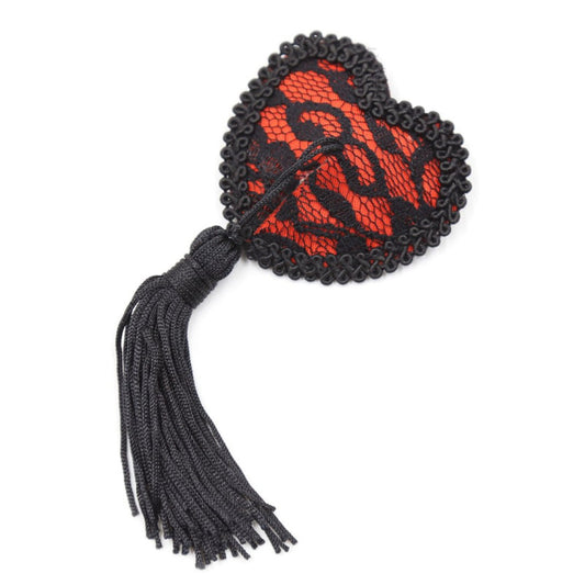 Cache tétons cœur dentelle noire pompom — détail de la dentelle noire et du cœur rouge satin