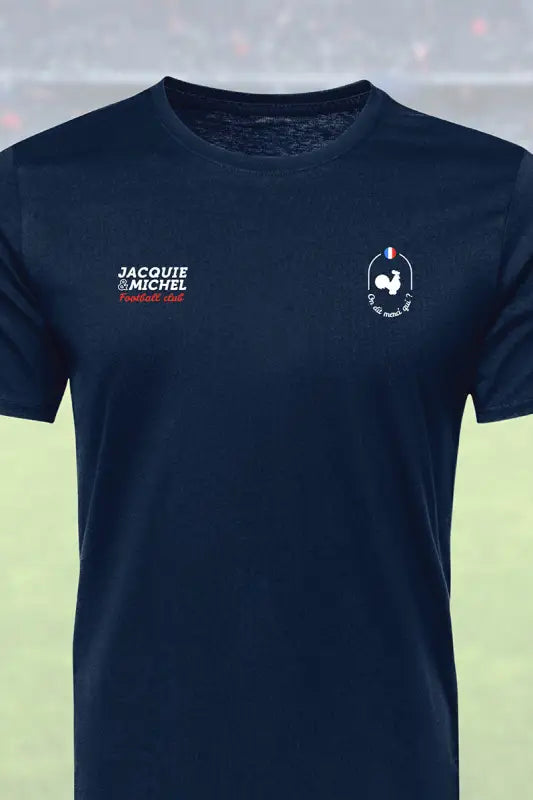 T-shirt bleu marine.