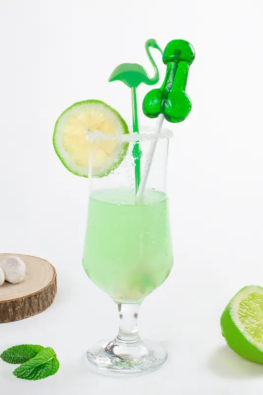 Cocktail vert avec du citron vert et des pailles fantaisie.