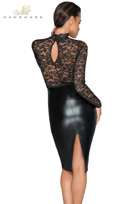 Haut en dentelle noire et jupe en similicuir.
