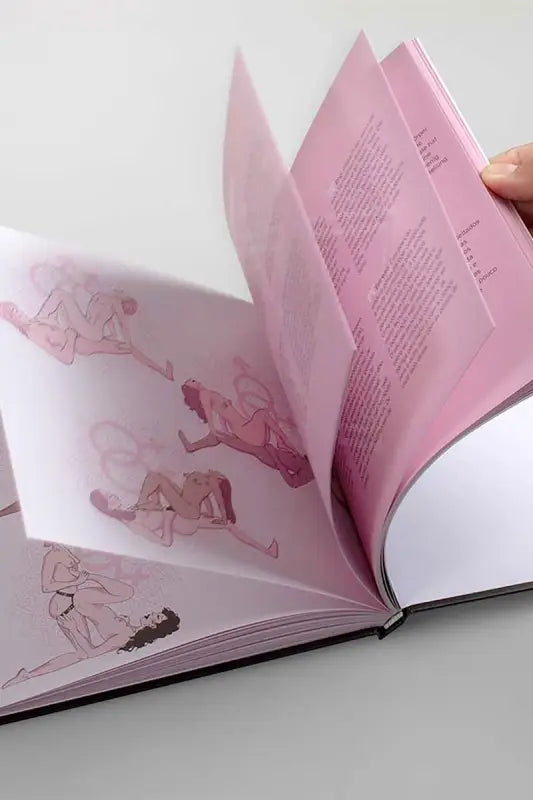 Livre ouvert avec des illustrations suggestives.