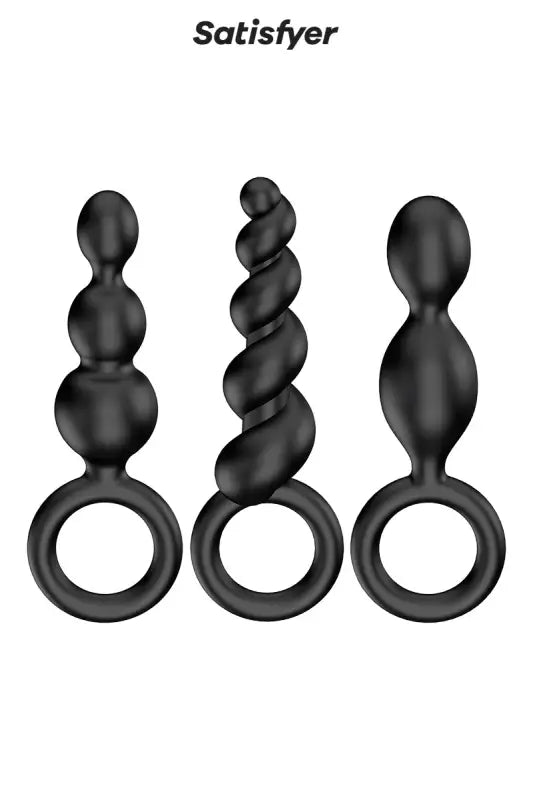 Trois plugs anaux noirs.
