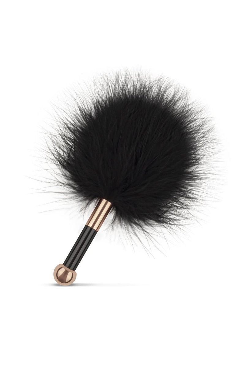 Plumeau noir très doux avec manque noir et rose gold compris dans le kit BDSM chez LollyDoll