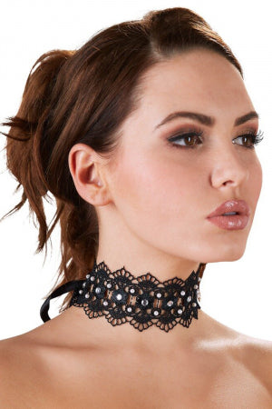 Collier brodé avec strass