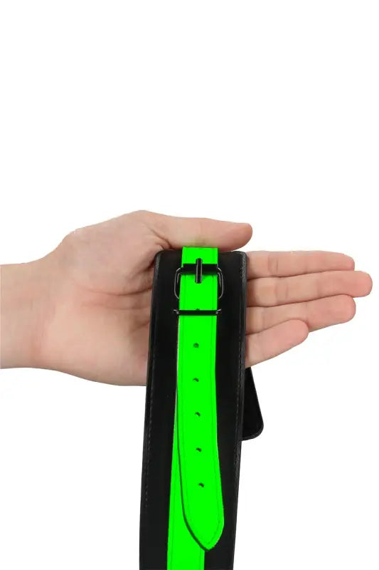 Ceinture noire et vert fluo.
