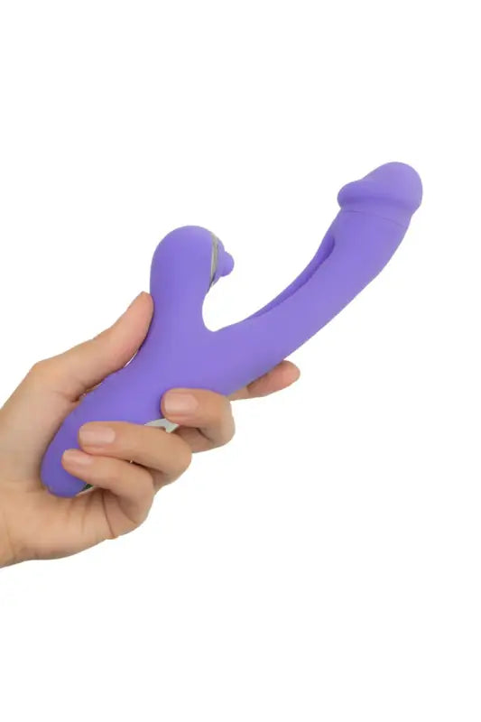 Vibrateur violet tenu dans une main.