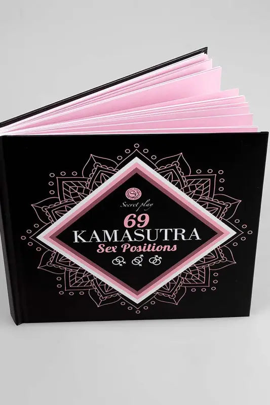 Livre ouvert avec des pages roses.